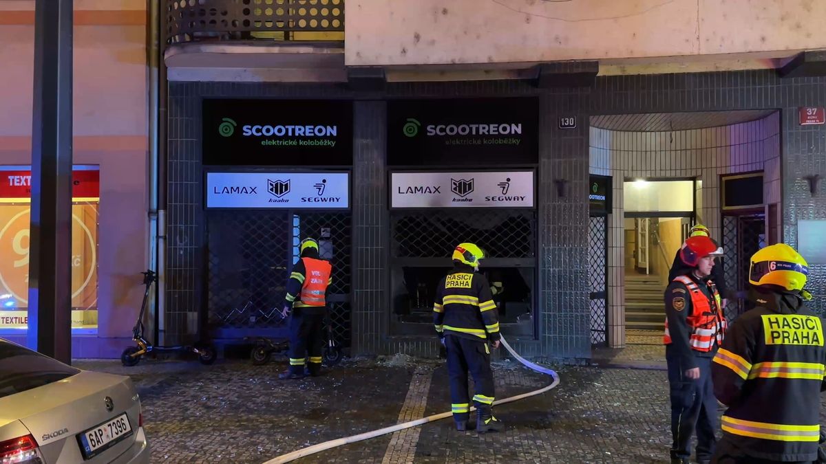 V noci hořelo v pražské prodejně s elektrokoloběžkami